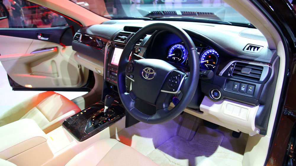Nội thất của mẫu xe &ocirc; t&ocirc; Toyota Camry mới 2015 g&acirc;y ấn tượng với c&ocirc;ng nghệ kiểm so&aacute;t điều h&ograve;a 3 v&ugrave;ng tự động