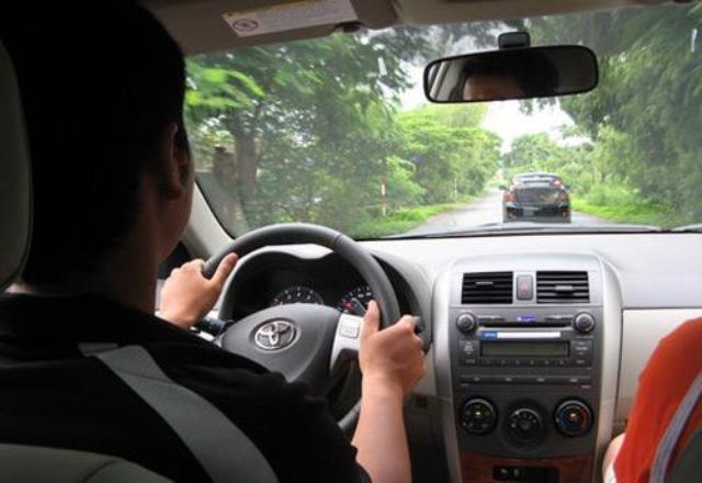 Xe số tự động chết m&aacute;y khi xuống dốc