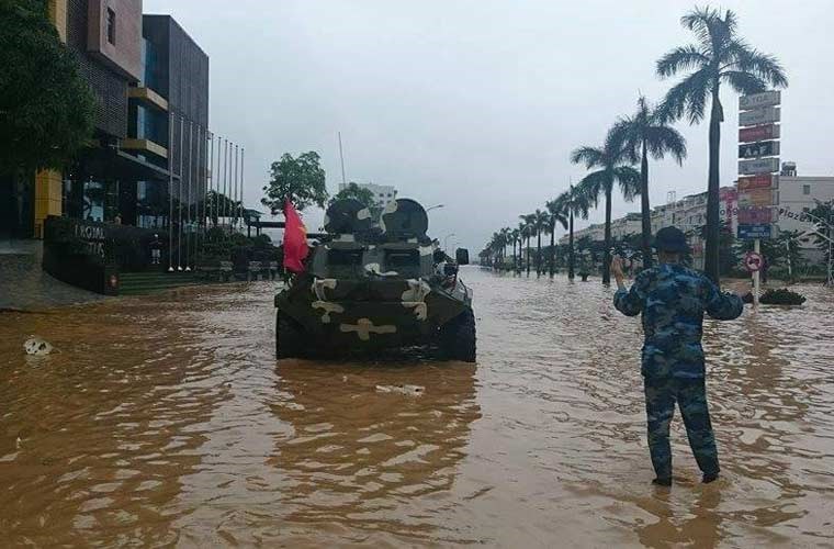 Xe thiết gi&aacute;p gi&uacute;p d&acirc;n Quảng Ninh vượt lũ