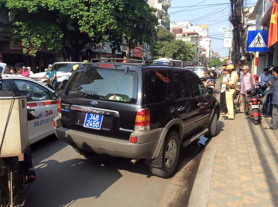 Xe biển xanh bỏ chạy ở phố Kh&acirc;m Thi&ecirc;n