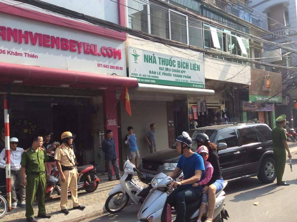 Xe biển xanh bỏ chạy ở phố Kh&acirc;m Thi&ecirc;n