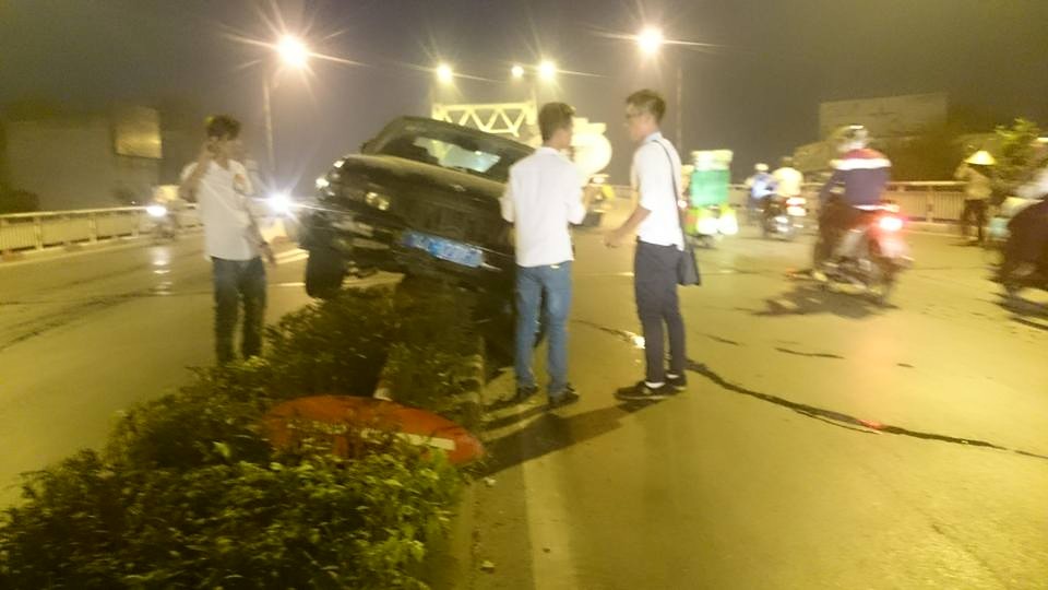 Xe BMW biển xanh g&acirc;y tai nạn gần cầu Chương Dương