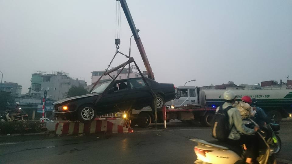 Xe BMW biển xanh g&acirc;y tai nạn gần cầu Chương Dương