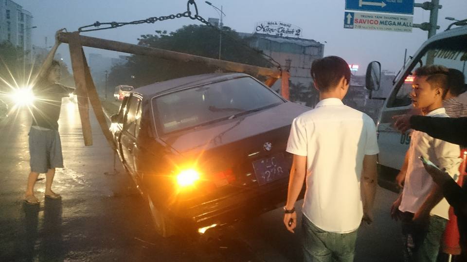 Xe BMW biển xanh g&acirc;y tai nạn gần cầu Chương Dương