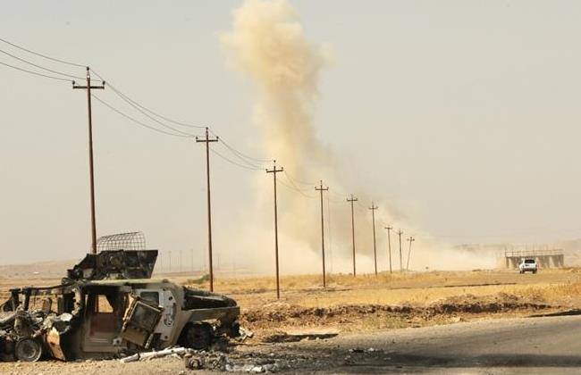 Hiện trường một xe bom nổ ở Baghdad - h&agrave;nh động t&agrave;n s&aacute;t mới của ISIS. Ảnh AFP