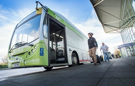 Chiếc xe bus với &yacute; tưởng xử l&yacute; chất thải xanh khiến rất nhiều người t&ograve; m&ograve; v&agrave; h&aacute;o hức trải nghiệm 