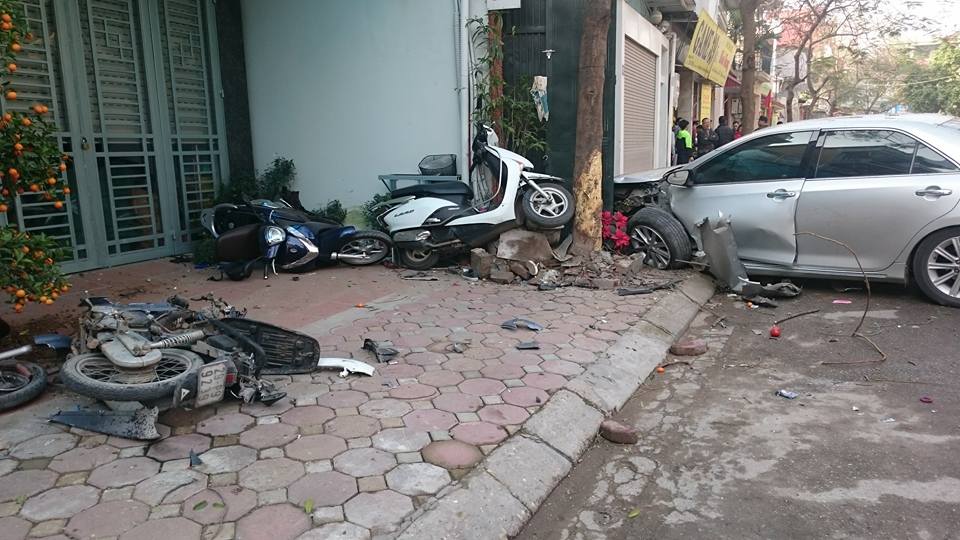 C&aacute;c phương tiện trong vụ tai nạn n&agrave;y đều bị hư hỏng