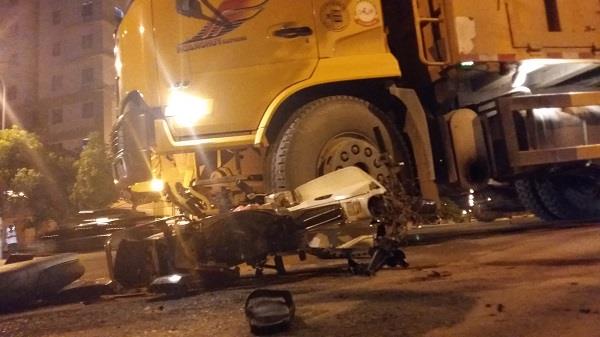 Chiếc xe m&aacute;y hư hỏng nặng, c&ograve;n người điều khiển được đưa v&agrave;o bệnh viện
