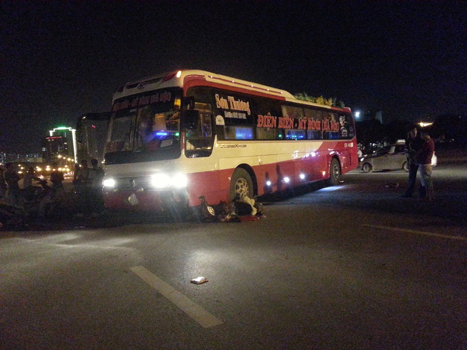 Xe kh&aacute;ch Sơn Thương c&aacute;n v&agrave;o thiếu nữ ở trước S&acirc;n vận động Quốc gia Mỹ Đ&igrave;nh