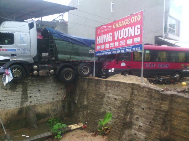 Xe kh&aacute;ch V&acirc;n Nam đ&acirc;m trực diện xe tải