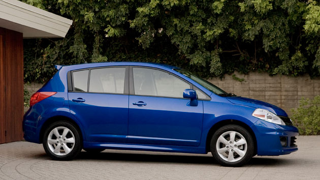 Xe &ocirc; t&ocirc; mới gi&aacute; rẻ nhất m&ugrave;a xe 2014 - Nissan Versa