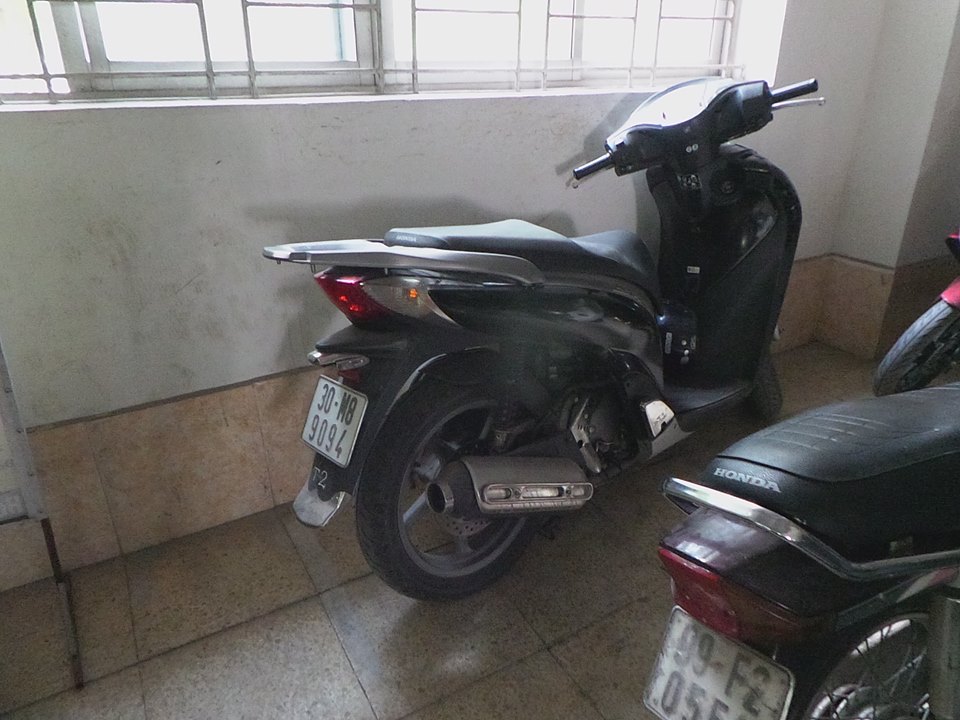 Chiếc xe SH v&ocirc; chủ được cất giữ tạm trong khu bảo vệ