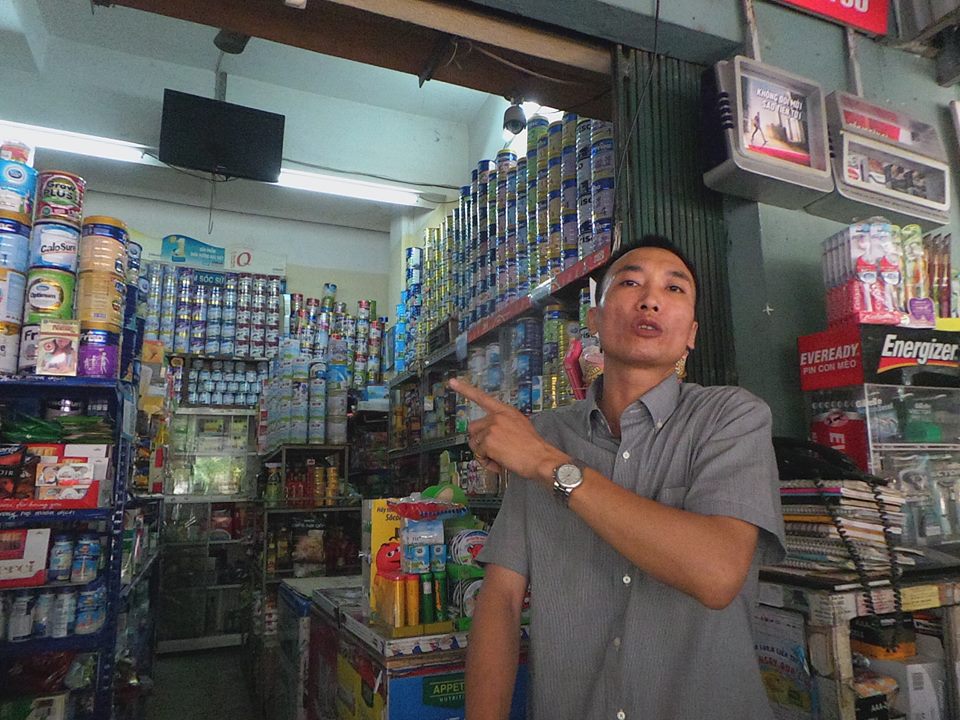 Anh Trường đang kể về việc chiếc xe SH v&ocirc; chủ bỏ qu&ecirc;n trước kiot nh&agrave; m&igrave;nh