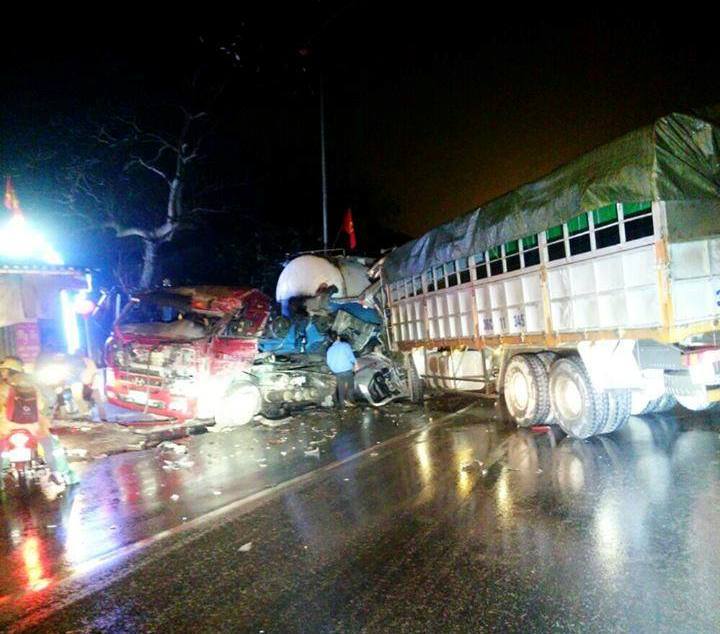 Trời mưa, đường trơn trượt khiến chiếc mất l&aacute;i đ&acirc;m n&aacute;t b&eacute;t xe chở b&ecirc;-t&ocirc;ng