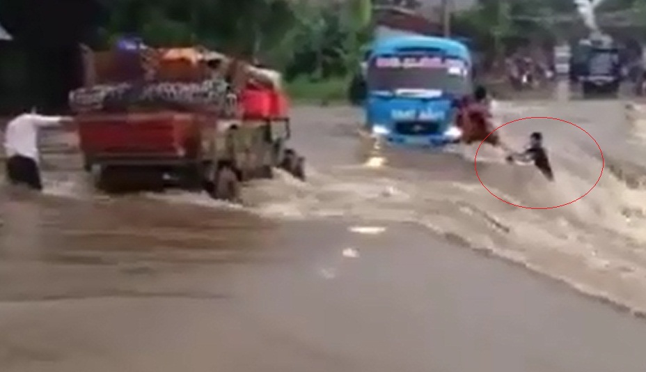Xe kh&aacute;ch liều mạng qua d&ograve;ng nước lũ