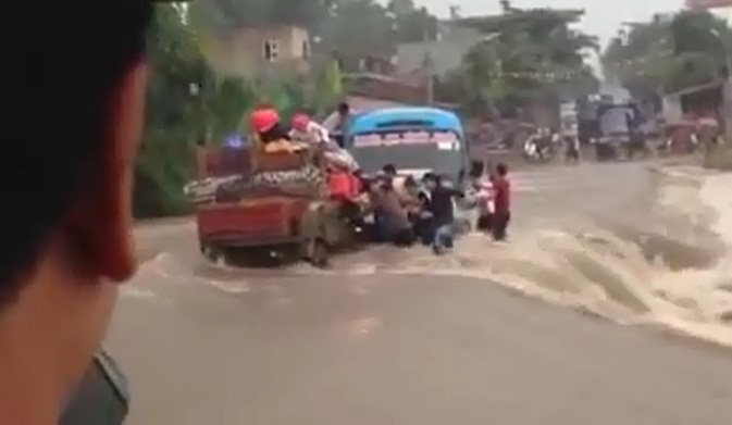 Xe kh&aacute;ch liều mạng qua d&ograve;ng nước lũ
