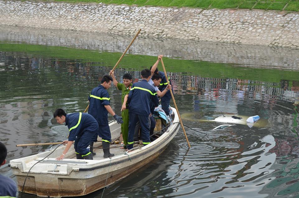 Chủ qu&aacute;n tr&agrave; đ&aacute; 