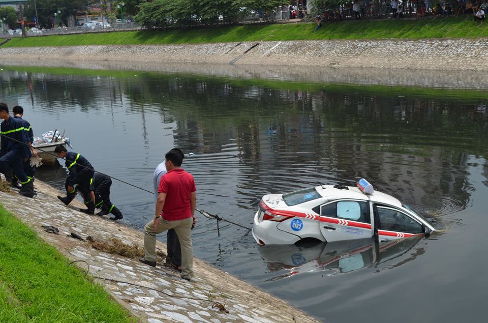 Chủ qu&aacute;n tr&agrave; đ&aacute; 