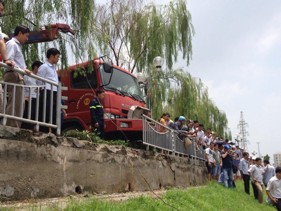 Chủ qu&aacute;n tr&agrave; đ&aacute; 