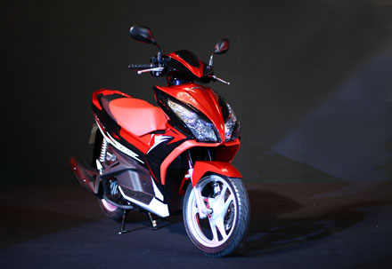 Mẫu xe tay ga mới ra mắt thứ 2 của Honda l&agrave; phi&ecirc;n bản n&acirc;ng cấp của mẫu Air Blade đ&igrave;nh đ&aacute;m