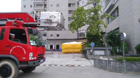Xe cứu thang v&agrave; đệm hơi cũng được huy động đến hiện trường