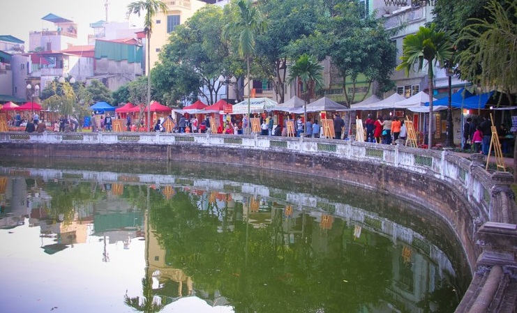 Quang cảnh xung quanh phố ông Đồ 2016 tại khuôn viên hồ Văn - Đống Đa - Hà Nội. Ảnh: Kiến Thức