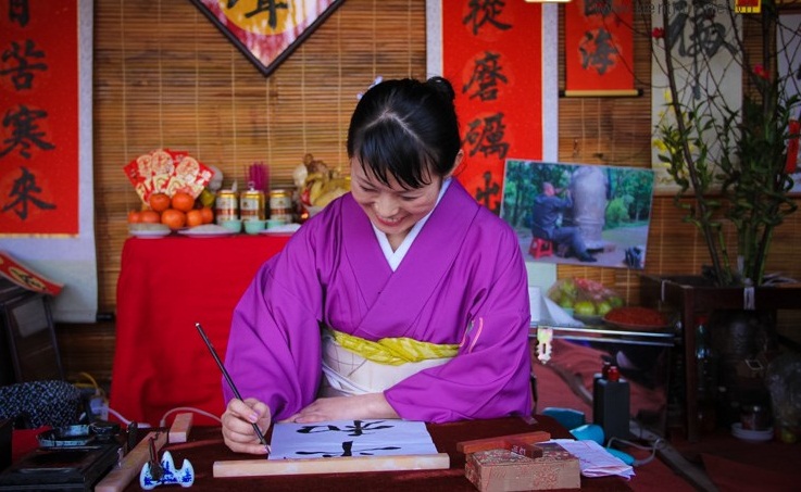 Ngoài những người Việt, rất nhiều những người bạn nước ngoài đam mê thư pháp cũng tới phố ông Đồ để thể hiện những kỹ thuật 