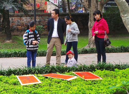 Phơi chữ chờ mực khô. Ảnh: Dân trí