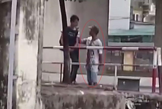 Đối tượng xin đểu (&aacute;o trắng) đang đe dọa, &eacute;p nam thanh ni&ecirc;n đưa tiền cho hắn