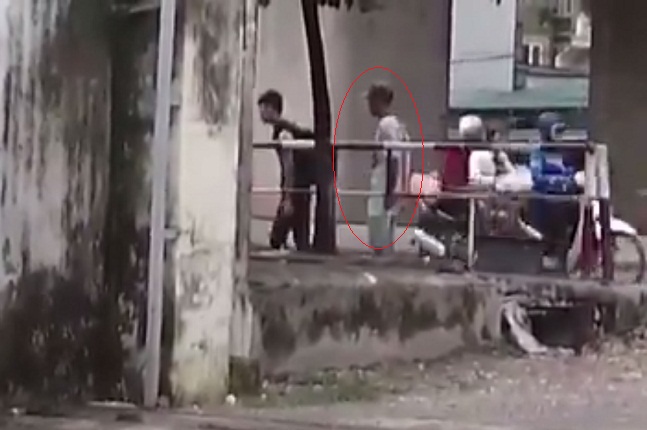 Chỉ khi nam thanh ni&ecirc;n đưa tiền cho g&atilde; xin đểu th&igrave; mới được đi