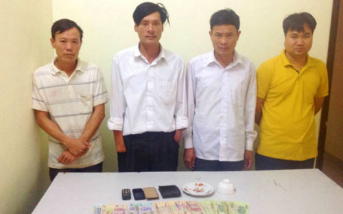 C&aacute;c đối tượng v&agrave; tang vật x&oacute;c đĩa tại cơ quan điều tra