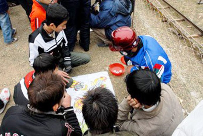 đ&aacute;nh bạc tr&ecirc;n vỉa h&egrave;