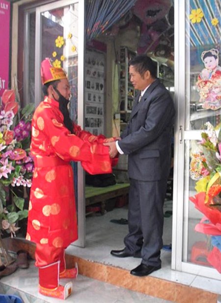 Nhiều gia đ&igrave;nh l&agrave;m kinh doanh kỹ c&agrave;ng hơn trong việc chọn người x&ocirc;ng đất