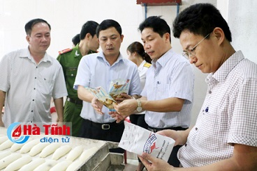 Đo&agrave;n kiểm tra tại một cơ sở sản xuất b&aacute;nh m&igrave; tỉnh H&agrave; Tĩnh