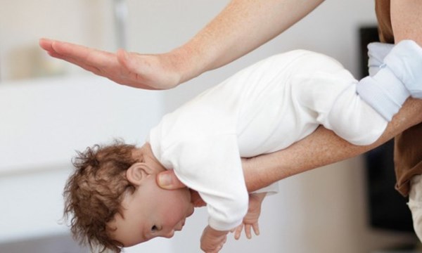 Xử l&yacute; nhanh khi trẻ bị h&oacute;c sặc