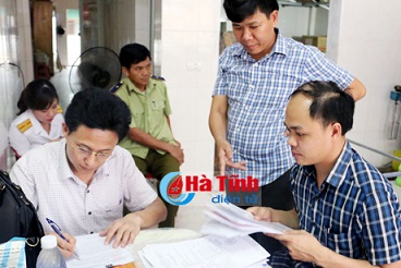 Đo&agrave;n thanh kiểm tra đang lập bi&ecirc;n bản xử l&yacute; cơ sở vi phạm