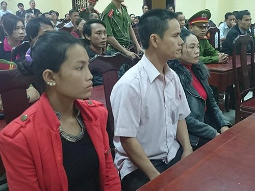 Gia đ&igrave;nh 3 trẻ bị ti&ecirc;m nhầm vacxin c&oacute; mặt tại phi&ecirc;n t&ograve;a nghe x&eacute;t xử