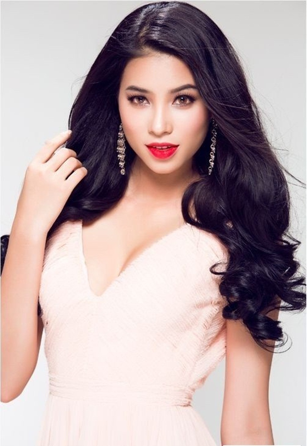 Đồng thời, mọi người cũng hi vọng nhan sắc Việt sẽ tiếp tục lên ngôi trên đấu trường quốc tế và tỏa sáng trong các cuộc thi năm 2016.