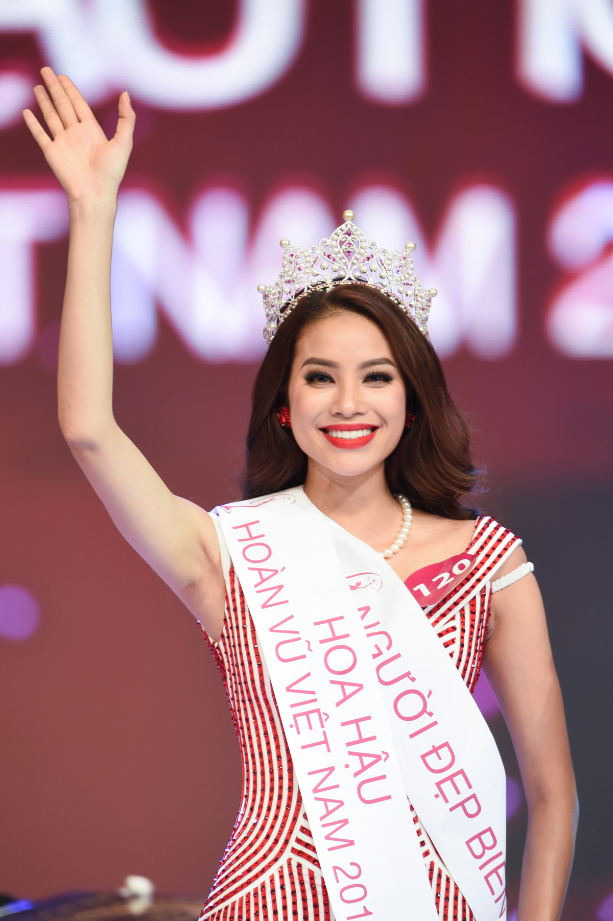 Ngoài  Phạm Hương  xinh đẹp và có gout thời trang đẳng cấp của Việt Nam ra thì  trong danh sách 50 người đẹp nhất còn có rất nhiều cái tên quen thuộc khác