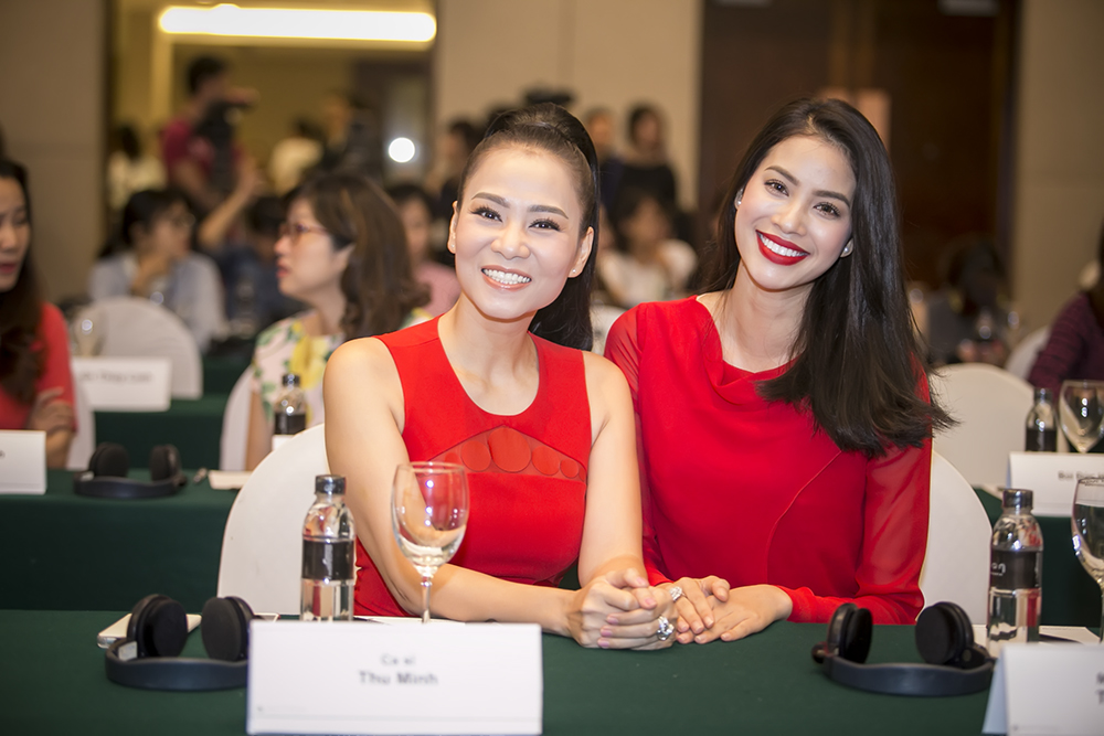 Hai người cùng nổi bật với váy đỏ và nụ cười tươi