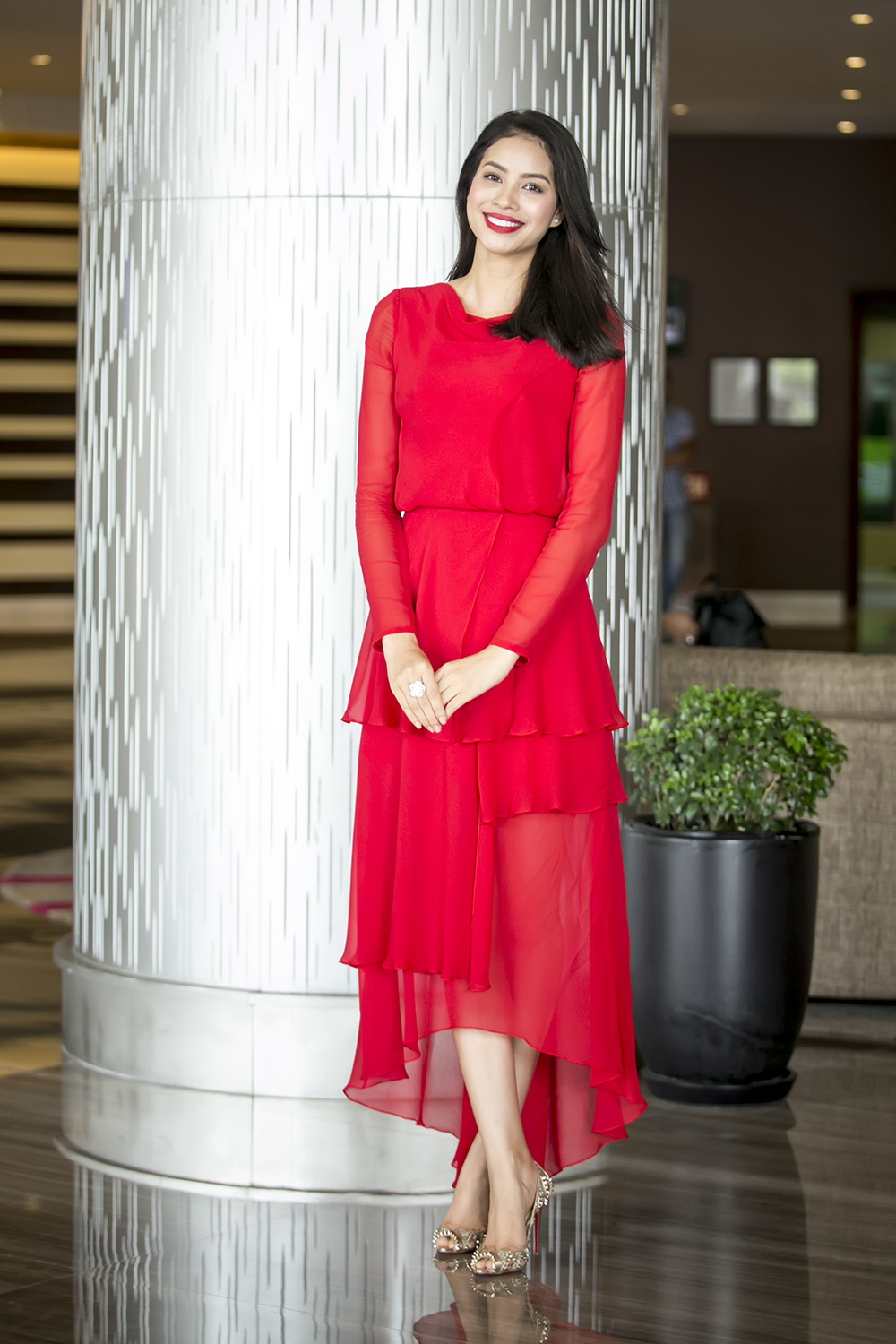 Nếu trong The Face nhiều người vẫn ''nổi đóa'' vì hình ảnh Phạm Hương không mấy thiện cảm thì chắc chắn, với hình ảnh này, một Phạm Hương tuyệt đẹp sẽ là ''cứu cánh'' của cô trong mắt người hâm mộ