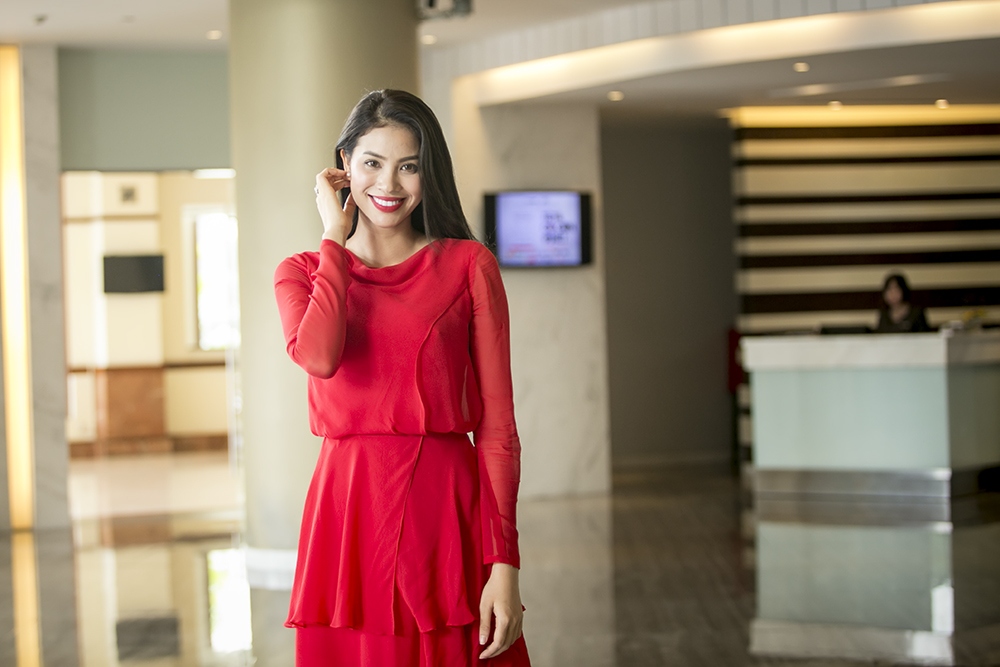 Với vóc dáng đẹp, cùng eo con ong, hoa hậu quốc dân Phạm Hương còn được nhiều fans gọi với tên thân mật ''Bee''