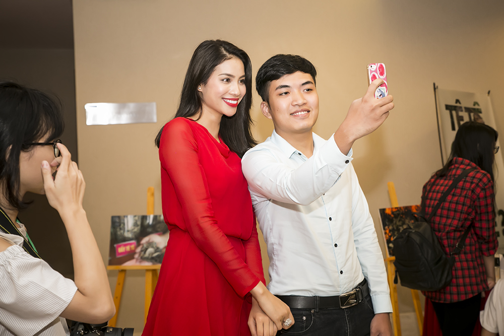 Cô vô cùng thân thiện và gần gũi với mọi người mỗi khi xuất hiện trong các sự kiện 