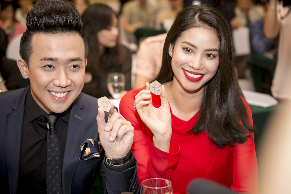 Cả hai ngồi gần nhau và cùng chụp ảnh 