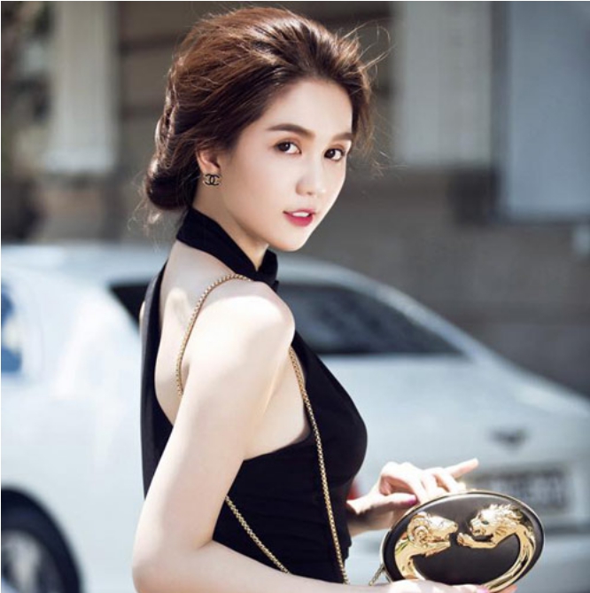 ''Tôi cũng phải làm việc mới có tiền đấy các bạn ạ. Cho nên đừng ai dạy tôi cách dùng tiền thế nào, phải làm từ thiện ra sao'' - một trong những phát ngôn Ngọc Trinh khiến cư dân mạng sôi sùng sục
