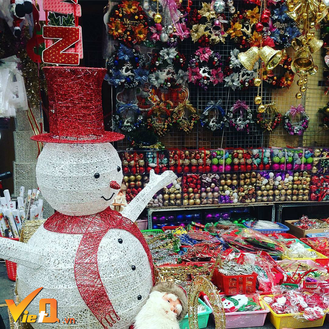  D&ugrave; c&oacute; đắt hơn nhưng c&aacute;c mặt h&agrave;ng h&oacute;a Gi&aacute;ng sinh năm nay đa dạng về m&agrave;u sắc v&agrave; mẫu m&atilde;