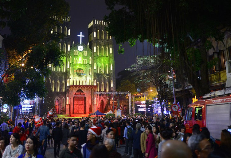 nguoi-ha-noi-hao-huc-don-giang-sinh-trong-tiet-troi-se-lanh