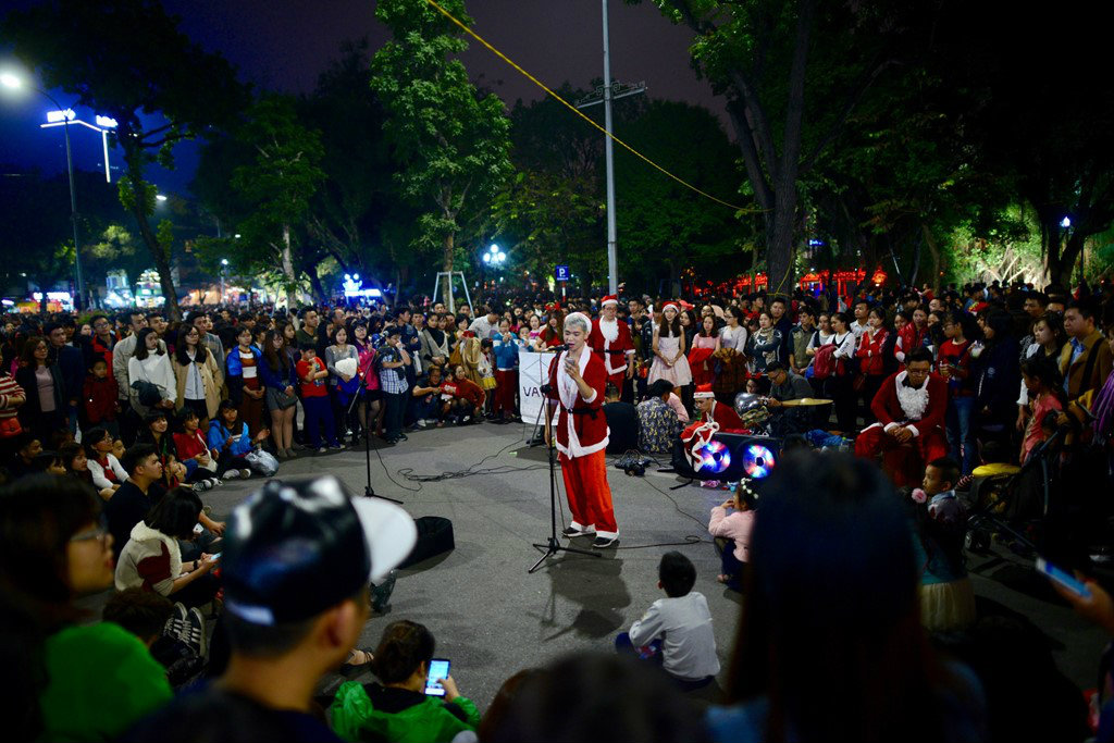 nguoi-ha-noi-hao-huc-don-giang-sinh-trong-tiet-troi-se-lanh