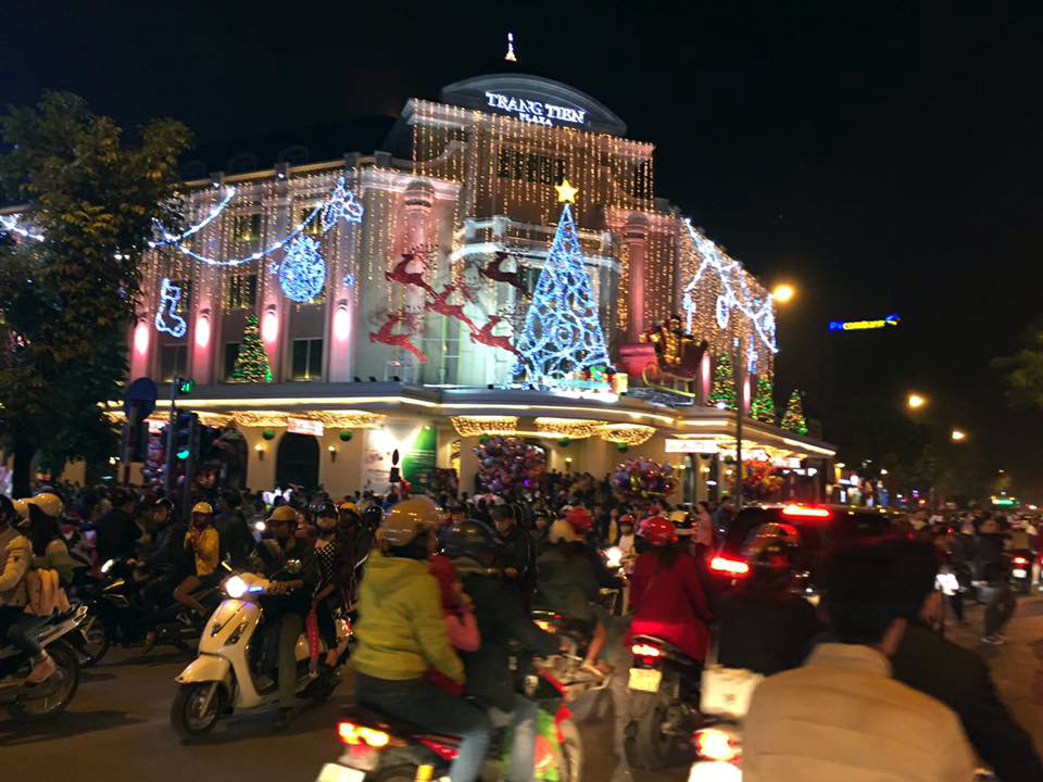 nguoi-ha-noi-hao-huc-don-giang-sinh-trong-tiet-troi-se-lanh