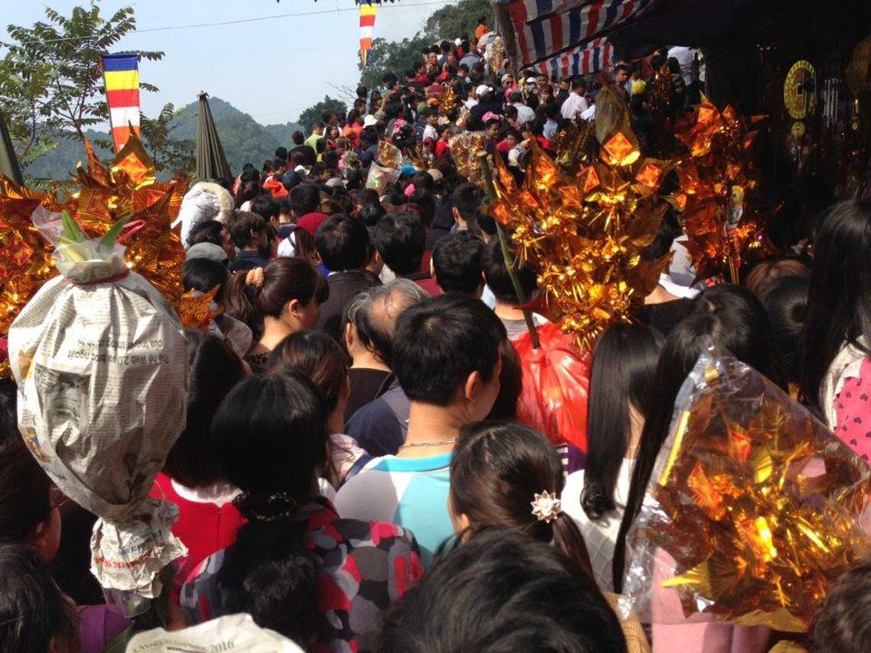 tang-phi-ve-tham-quan-va-ve-di-do-le-hoi-chua-huong-2017-du-khach-noi-gi